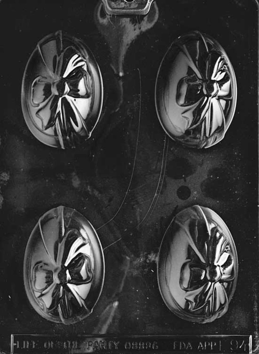 EGG WITH BOW CHOCOLATE MOULD