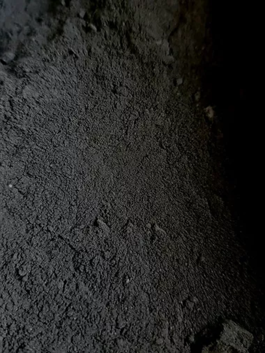 Licorice Black Petal Dust 4g