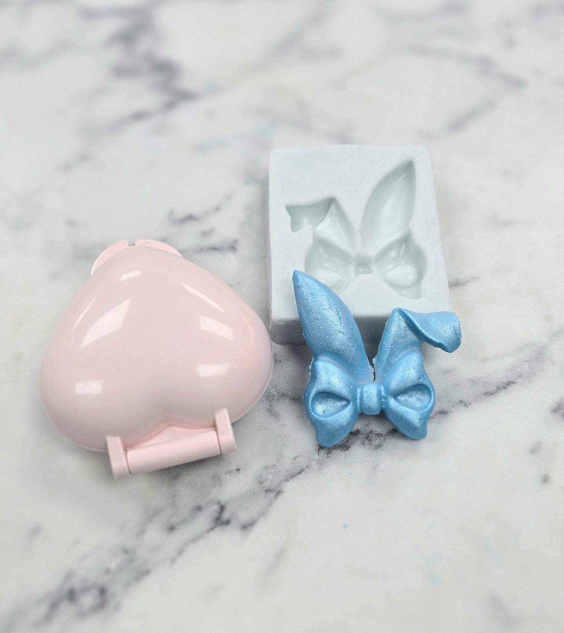 Silicone molud shaped mini bunny ears with bow with heart shaped cakepop